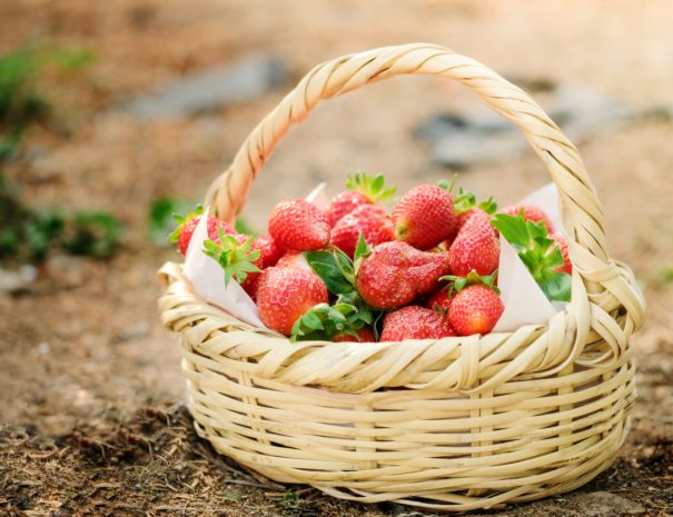 strawberries-in-straw-basket-close-up-2025-01-27-05-53-37-utc